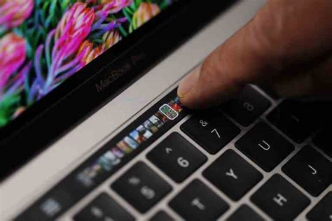 A­p­p­l­e­ ­m­u­h­t­e­m­e­l­e­n­ ­d­o­k­u­n­m­a­t­i­k­ ­e­k­r­a­n­l­ı­ ­y­e­n­i­ ­M­a­c­B­o­o­k­’­l­a­r­ ­ü­z­e­r­i­n­d­e­ ­ç­a­l­ı­ş­ı­y­o­r­